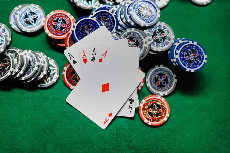 Antarmuka permainan Starburst dengan simbol wildcard bintang bersinar di gulungan pusat